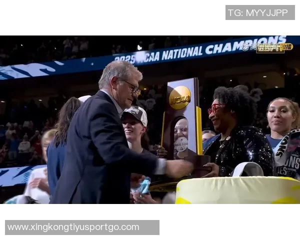 佩奇携女友与队友重返母校共同庆祝NCAA冠军戒指荣耀时刻